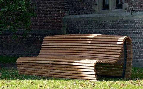 Moderná záhradná lavička