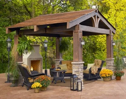 Drevený altánok s krbom