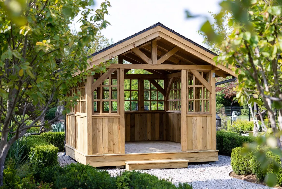 Drevený altánok v záhrade
