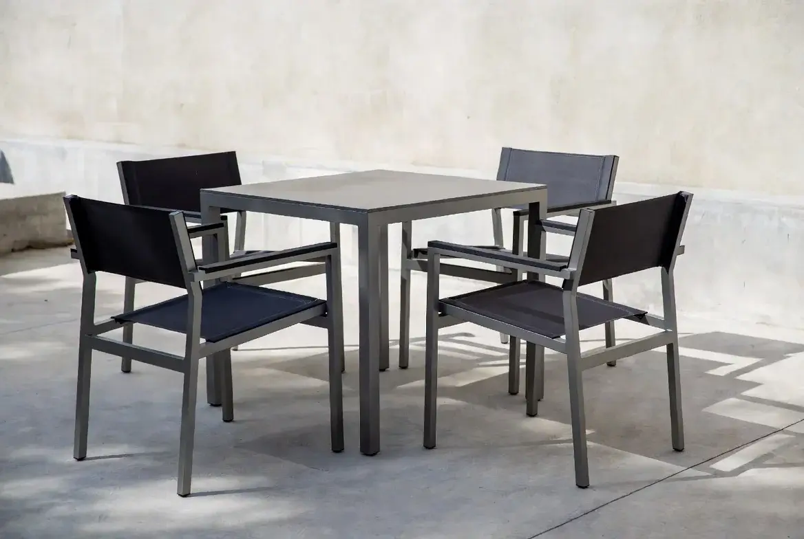 Hliníkový záhradný nábytok v antracitovej farbe
