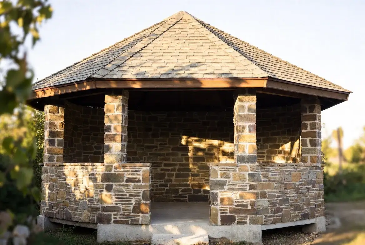 Hotový murovaný altánok s krbom