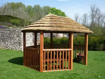 Jednoduchý drevený altánok