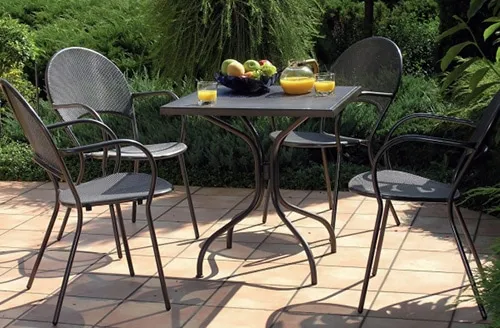 Kovový nábytok z Poľska