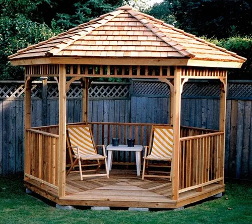 Lacný drevený altánok