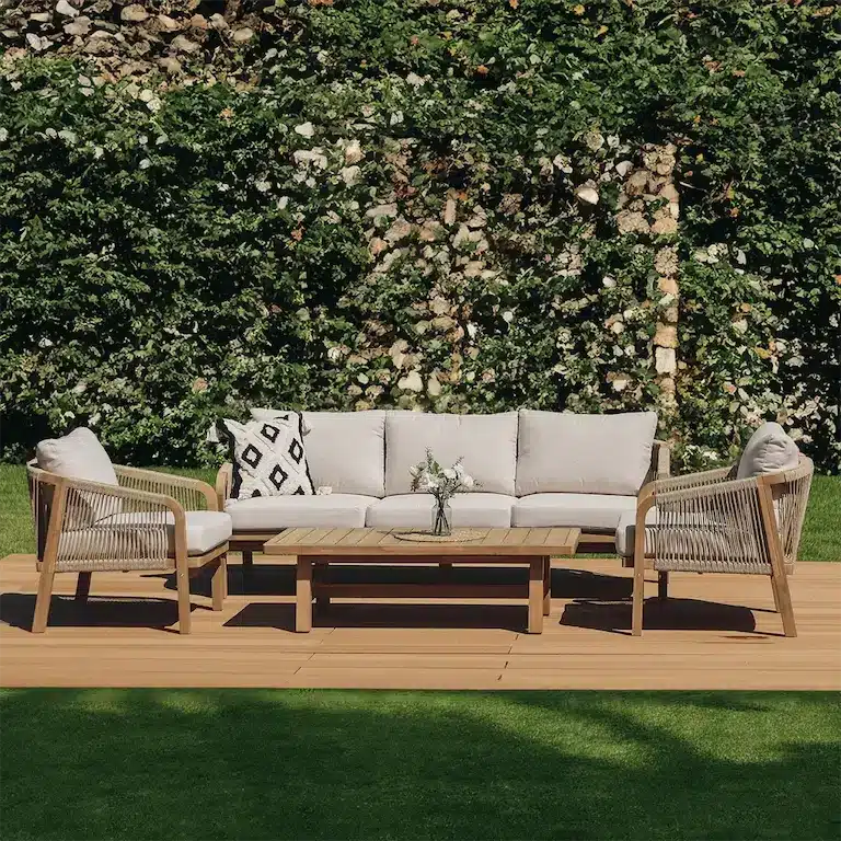 Moderný drevený záhradný nábytok