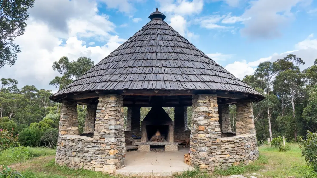 Murovaný altánok s krbom v záhrade