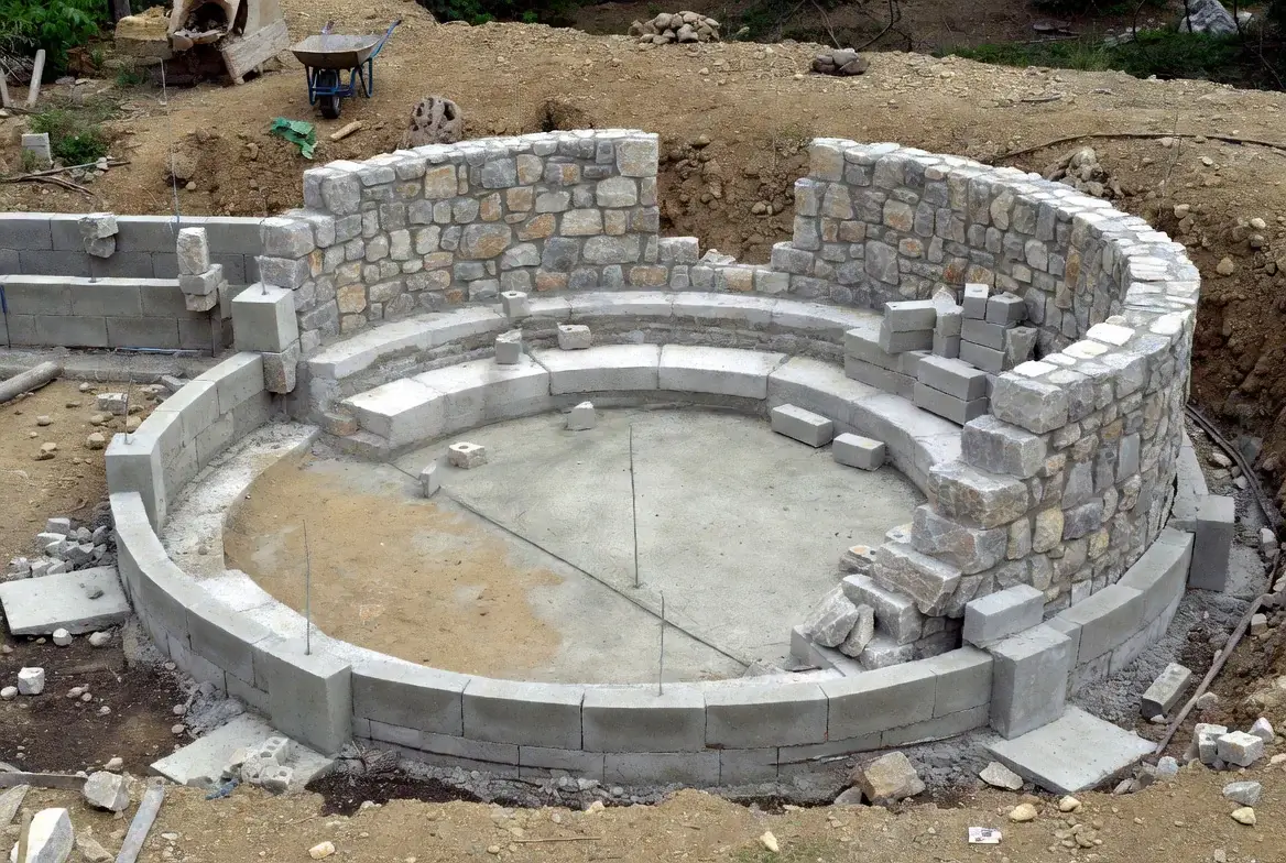 Stavba murovaného altánku - betónové základy a murovanie