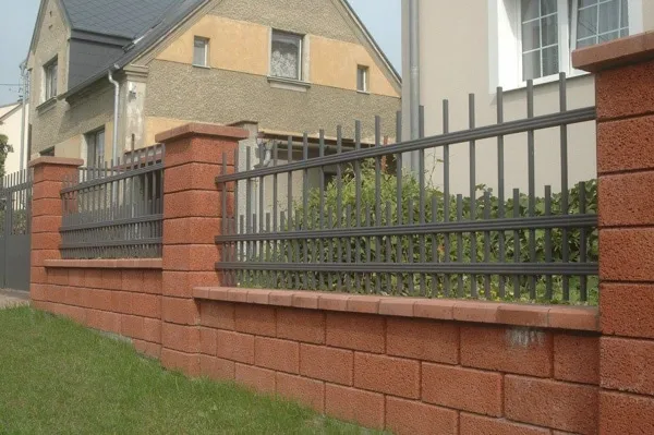 Tyčový plot s tehlami