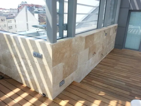 Travertínový obklad steny