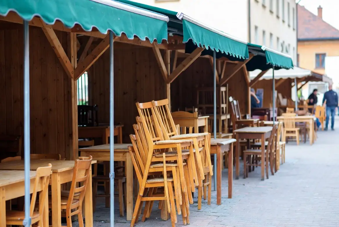 Tržnica s dreveným nábytkom v Poľsku