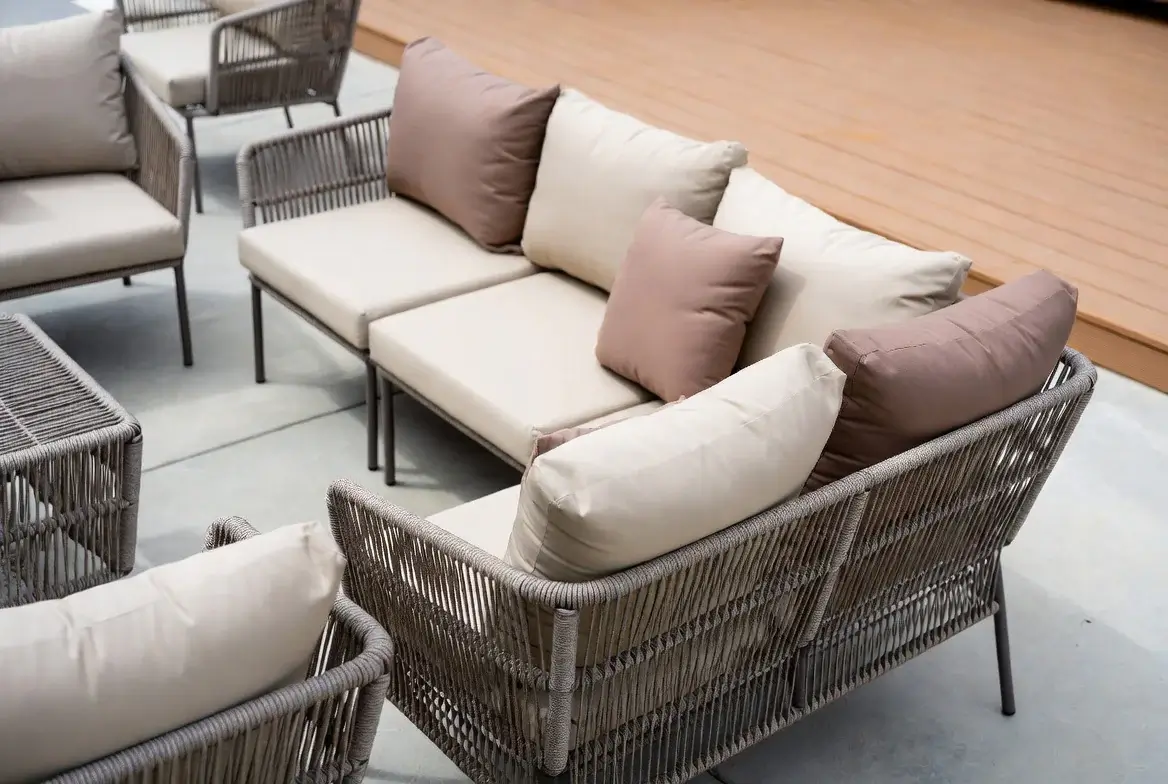 Sedacia súprava z umelého ratanu v záhrade