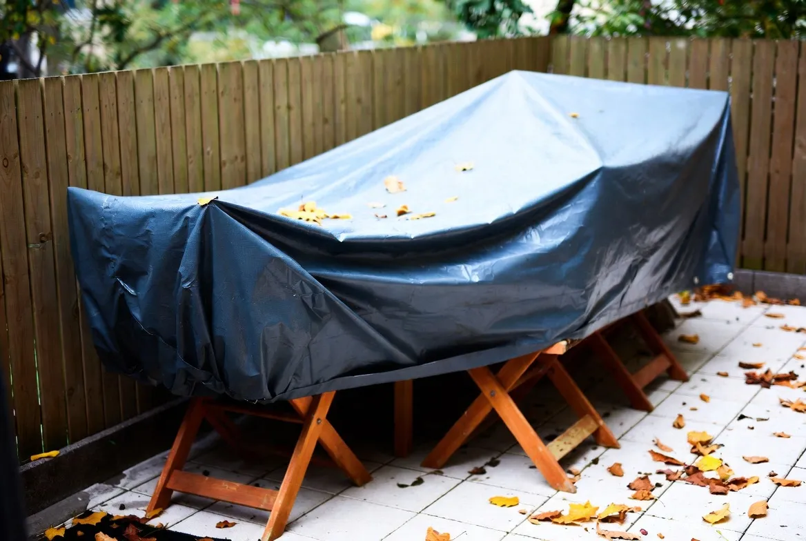 Záhradný nábytok pripravený na uskladnenie pred zimou